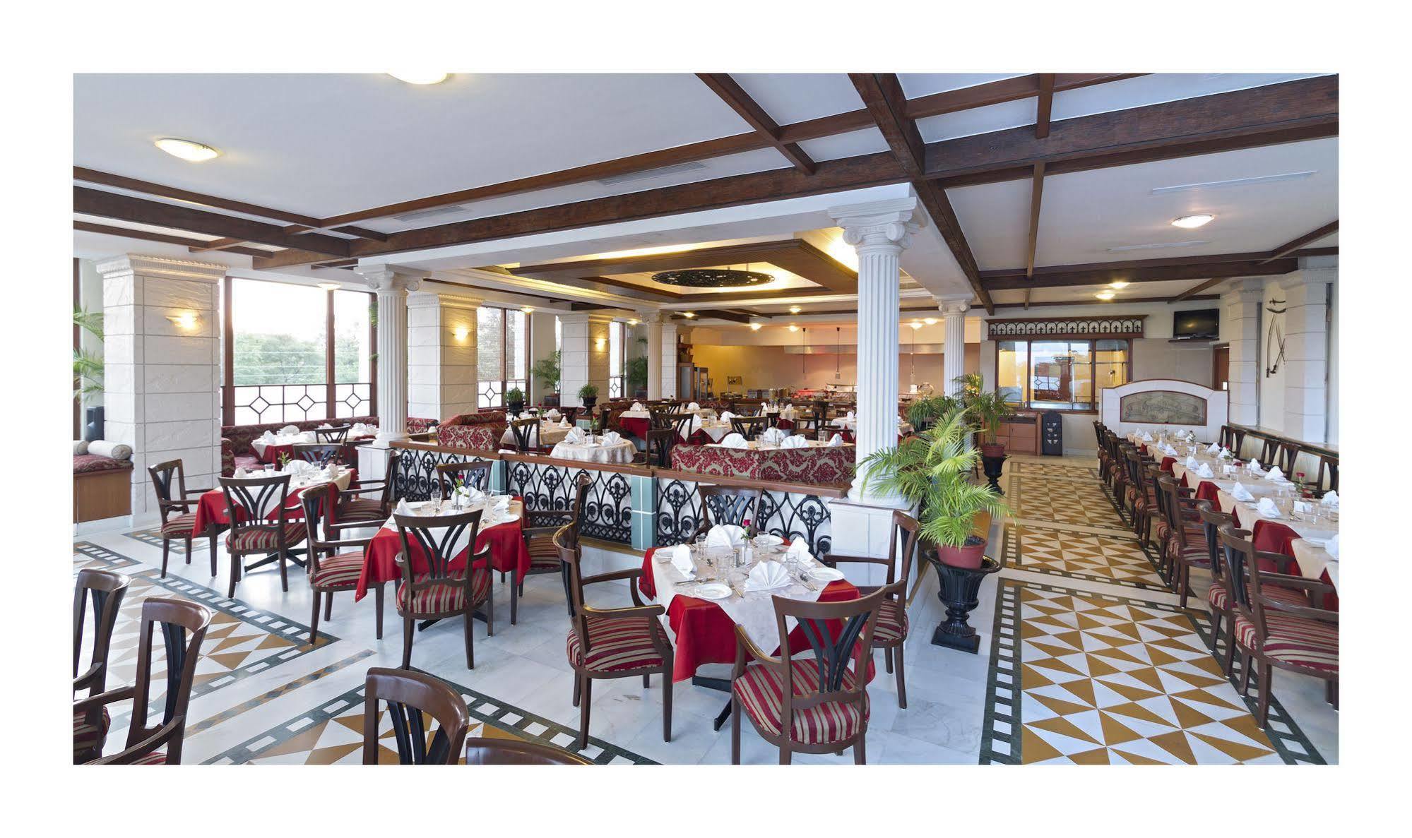 Jehan Numa Palace Hotel Бхопал Экстерьер фото